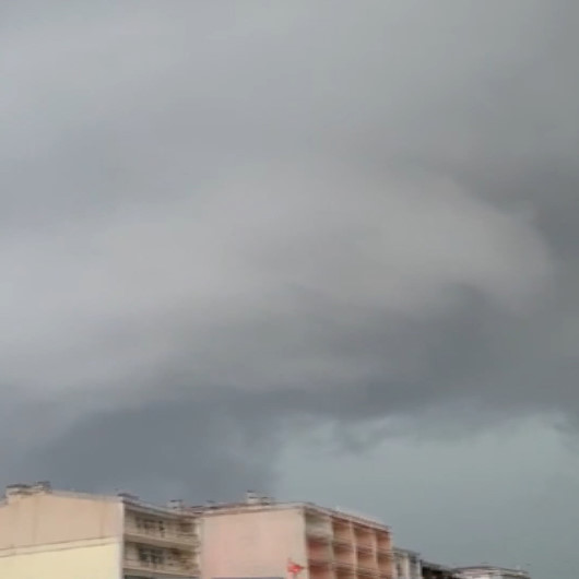 Meteorolojinin uyarılarının ardından Marmaraereğlisini hortum vurdu