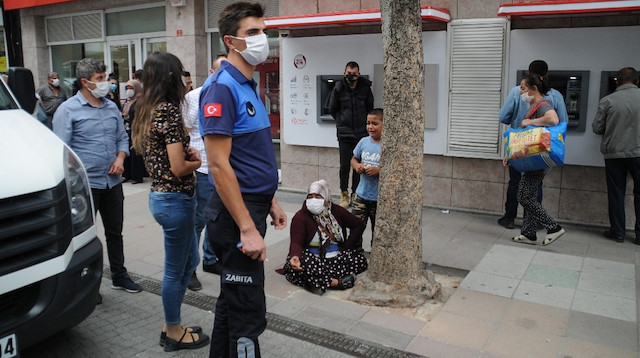 Eskişehir'de dilencilik yapan kadın polis ve zabıta ekiplerine zor anlar yaşattı.