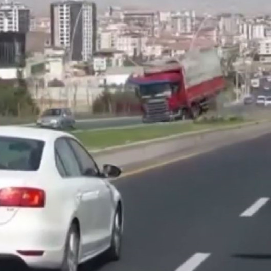 Freni boşalan kamyon trafikte 2 kilometre geri gitti, o anlar kamerada