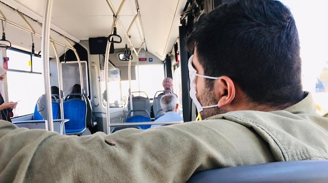 Otobüste yolculuk yaptı: Maskeyle ağzı ve burnu yerine gözlerini kapattı