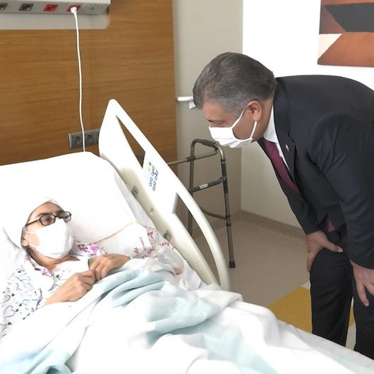 Sağlık Bakanı Fahrettin Koca Adana Şehir Hastanesinde hastaları ziyaret etti