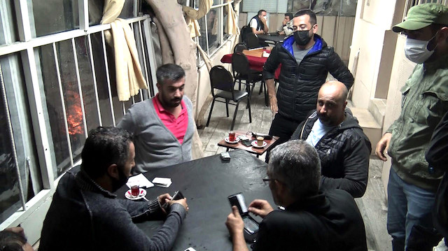 Avcılar’da kahvehane oyun oynayan 24 kişiye idari para cezası kesildi.
