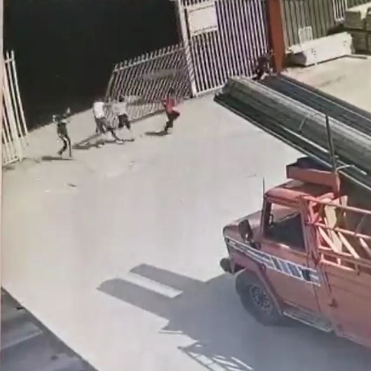 Sürgülü demir kapı üzerlerine devrilen 2 çocuk yaralandı