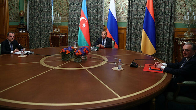 Azerbaycan Dışişleri Bakanı Ceyhun Bayramov (soldaki) ve Ermenistan Dışişleri Bakanı Zohrab Mnatsakanyan Moskova'da Rusya Dışişleri Bakanı Sergey Lavrov'un arabuluculuğunda masaya oturdu.
