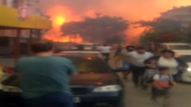 Orman yangını büyüyor: Vatandaşın panik halinde alevlerden kaçışı kamerada