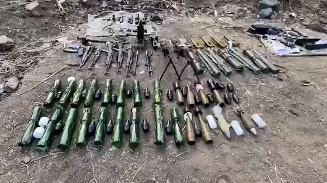 Mehmetçik teröristlere göz açtırmıyor: PKK’ya ait çok sayıda silah ve mühimmat ele geçirildi