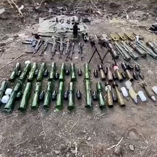 Mehmetçik teröristlere göz açtırmıyor: PKK’ya ait çok sayıda silah ve mühimmat ele geçirildi