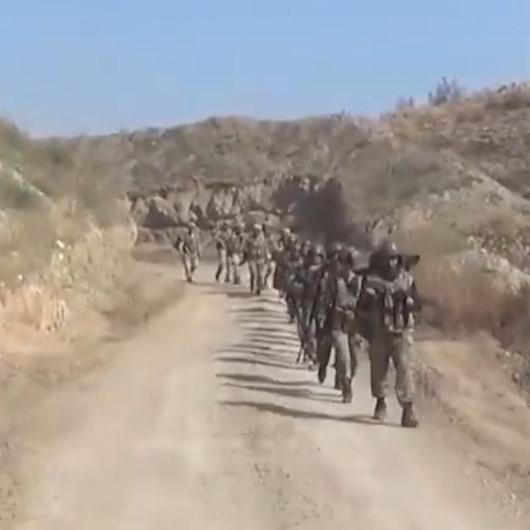 Azerbaycan askerlerinin işgalden kurtarılan köye giriş anı