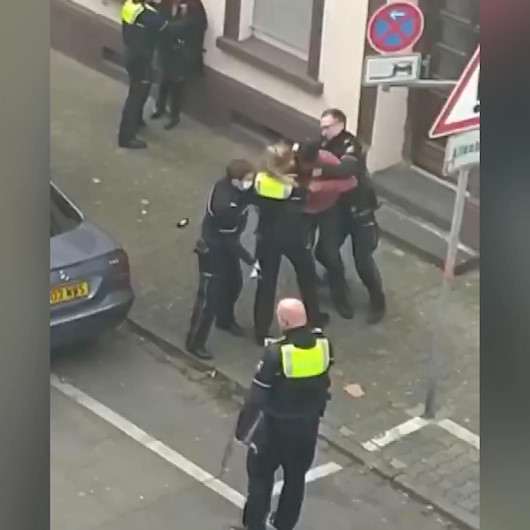 Alman polisi yanan evden çocuğunu kurtarmak isteyen babayı tekme tokat dövdü