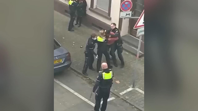 Alman polisi yanan evden çocuğunu kurtarmak isteyen babayı tekme tokat dövdü