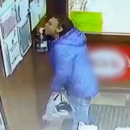 Rusyada market müşterisi su içer gibi dezenfektan içti