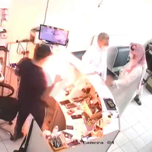 Cep telefonu bataryası bomba gibi patladı