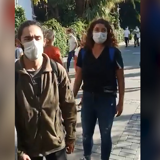 İzmir’de AK Parti standını basan zorbaları genç kız ‘Erdoğan’ sloganı atarak püskürttü