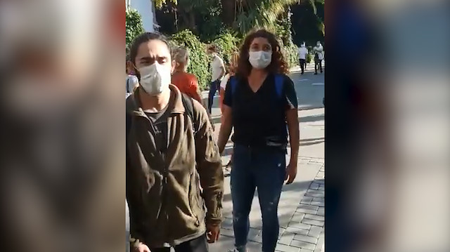 İzmir’de AK Parti standını basan zorbaları genç kız ‘Erdoğan’ sloganı atarak püskürttü