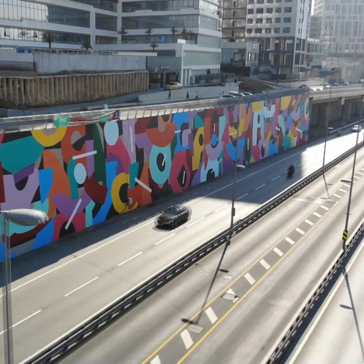 Halkı isyan ettiren İBB icraatı: Çiçek ve yeşillikle donatılan dikey bahçeler gitti yerine dev grafitiler geldi