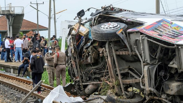 Tayland'da otobüsle tren çarpıştı