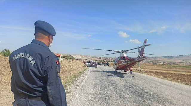 Helikopter, yola iniş yaptı. 