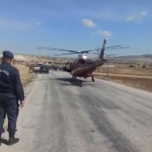 Ambulans helikopter kazada ağır yaralanan kişi için karayoluna indi