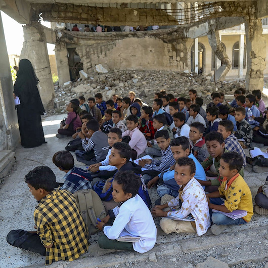 Sınıf, masa, kapı ve pencere yok: Yemenli çocuklar bombalanmış okullarda eğitime devam ediyor