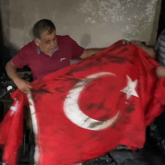 Hatayda alevlerin sardığı evden geriye sadece Türk bayrağı kaldı