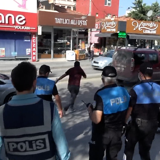 Çorumda maske takmayan kişi polisi görünce kaçtı
