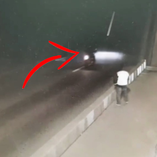 Rusyada açılmış köprüyü fark edemeyen motosikletli boşluğa düştü