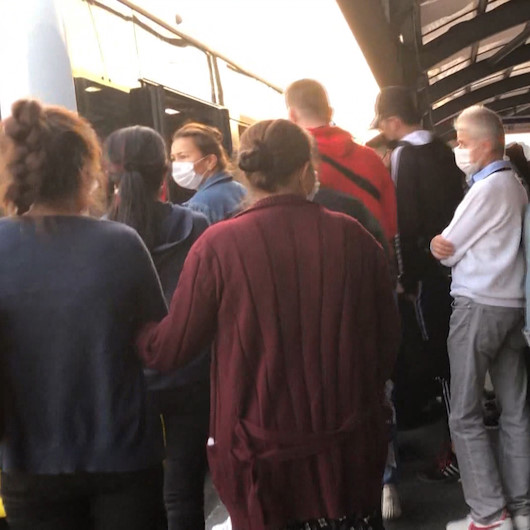 İstanbulda sosyal mesafe unutuldu: Duraklar ve metrobüsler insan akınına uğradı