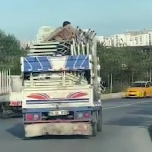 Ümraniye’de kamyonet kasasında tehlikeli yolculuk kamerada