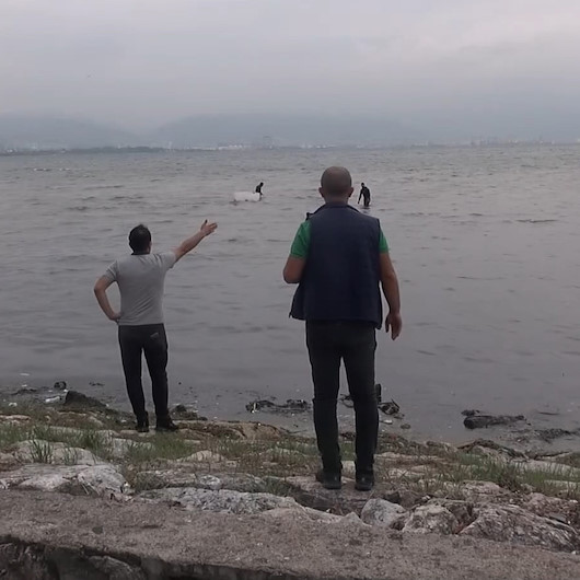 Kocaeli’de kaçak midye avcıları polisi görünce denize kaçtı