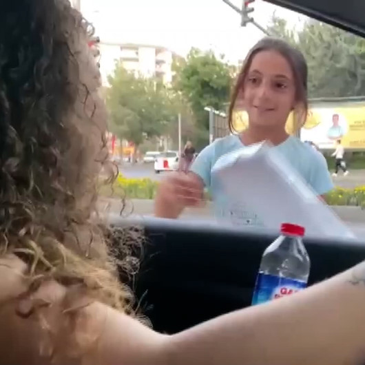 Diyarbakir Da Bir Surucu Su Satan Yuregi Buyuk Yasi Kucuk Kiz Cocuguna Tablet Hediye Etti