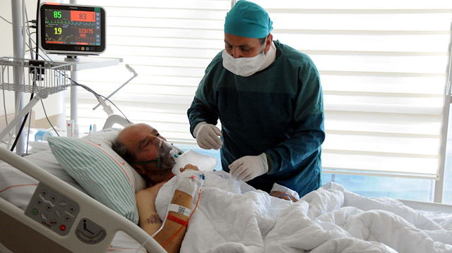 Tedaviye alınan Süleyman Kalkan, durumunun ağırlaşması üzerine, oğlunun görev yaptığı pandemi servisinde yoğun bakım ünitesine yatırıldı. 