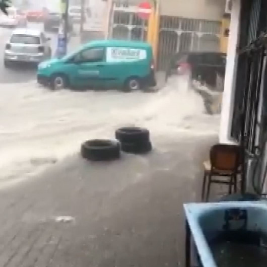 İzmirde yağmur sularına kapılan kadın son anda kurtarıldı