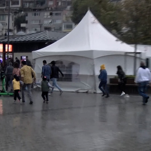 Üsküdarda sağanak etkili oldu, vatandaşlar kaçacak yer aradı