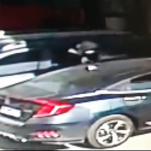 İzmirde otomobilden 150 bin liranın çalındığı anlar güvenlik kamerasında