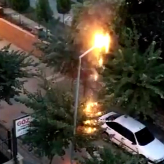 Edremitte sokak lambasının adeta mum gibi eridiği anlar kamerada