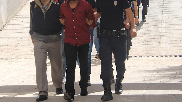 İzmir merkezli FETÖ operasyonunda 89 şüpheli gözaltına alındı. 