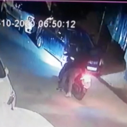 Esenyurtta motosikletli iki kişi erkek kuaförüne kurşun yağdırdı