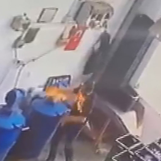 Eline dezenfektan döküp, atık yakmaya kalkınca alevler içinde kaldı