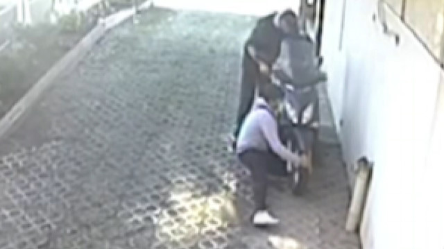Bursa'da hırsızlar çalıştıramadıkları motosikleti sürükleyerek çaldı
