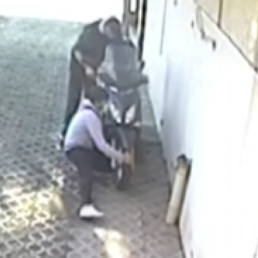 Bursada hırsızlar çalıştıramadıkları motosikleti sürükleyerek çaldı