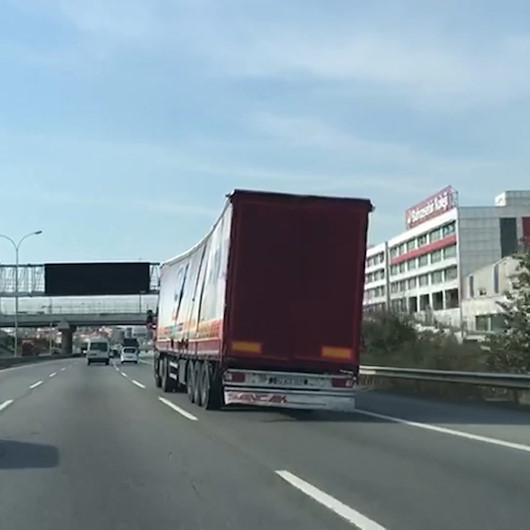 TEM otoyolunda aşırı yüklü TIRın tehlikeli yolcuğu kamerada