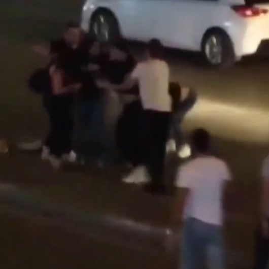 Bursada iki genç kız yol ortasında saç saça baş başa birbirine girdi: Vatandaşlar ayırmakta güçlük çekti