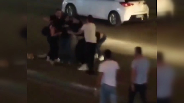 Bursa'da iki genç kız yol ortasında saç saça baş başa birbirine girdi: Vatandaşlar ayırmakta güçlük çekti