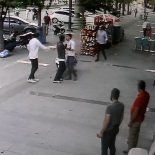 CHP İl Gençlik Kolları Başkanı ile genç liseliler grubu arasındaki bıçaklı yumruklu kavga kamerada