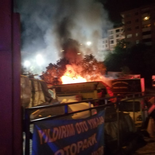 Kağıthanede bir otoparktaki dorseler alev alev yandı