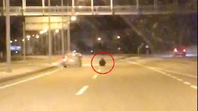 Otoyolda yol ortasına oturan kadın, ölüme davetiye çıkardı