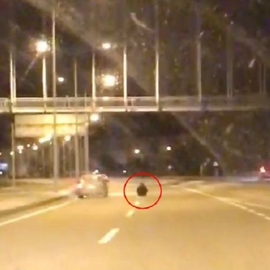 Otoyolda yol ortasına oturan kadın, ölüme davetiye çıkardı