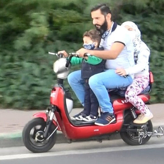 Motosiklet üzerinde tehlikeli yolculuk