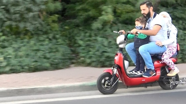 Motosiklet üzerinde tehlikeli yolculuk