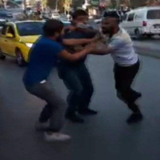 Esenyurtta tekmeli yumruklu yol verme kavgası